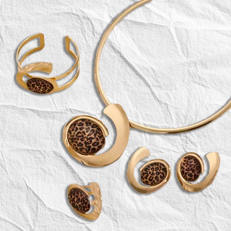 Модный новый набор: чокер, браслет и серьги-гвоздики с леопардовым принтом золотисто-желтый