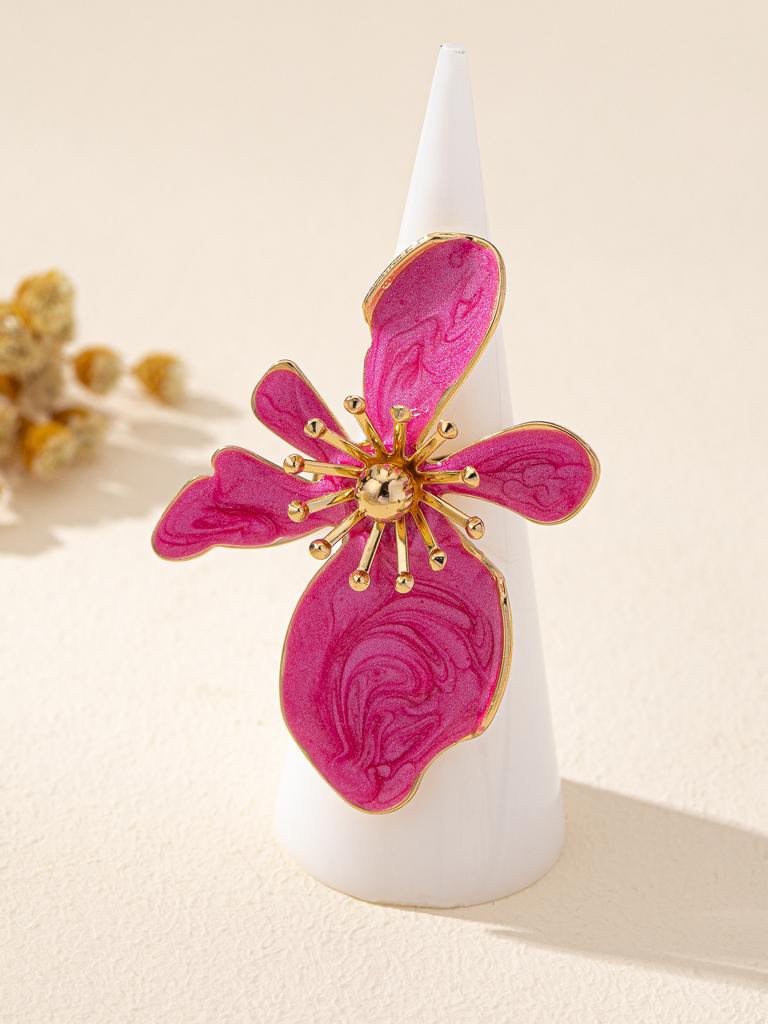 Elegancki, przesadny pierścionek z kwiatem pokryty emalią jest odpowiedni do noszenia na co dzień i może być podarowany przyjaciołom.