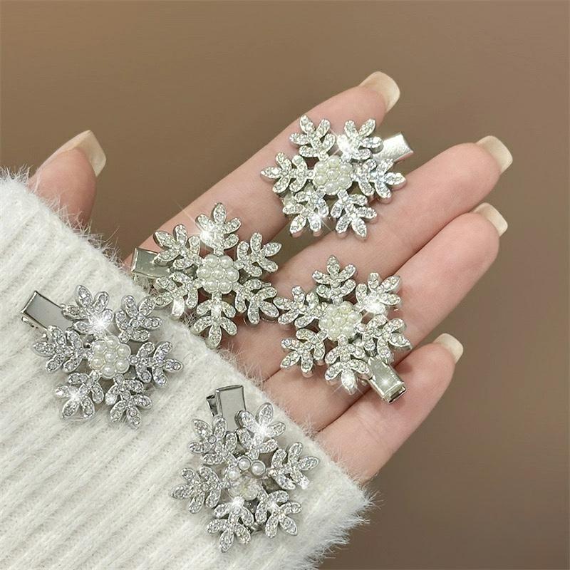 

1-10pcs 2026 Christmas Sparkling Diamond Snowflake Hairball Hair Clips Winter Girl Pearl Metal Edge Clips Sweet Hairpin 1PCS