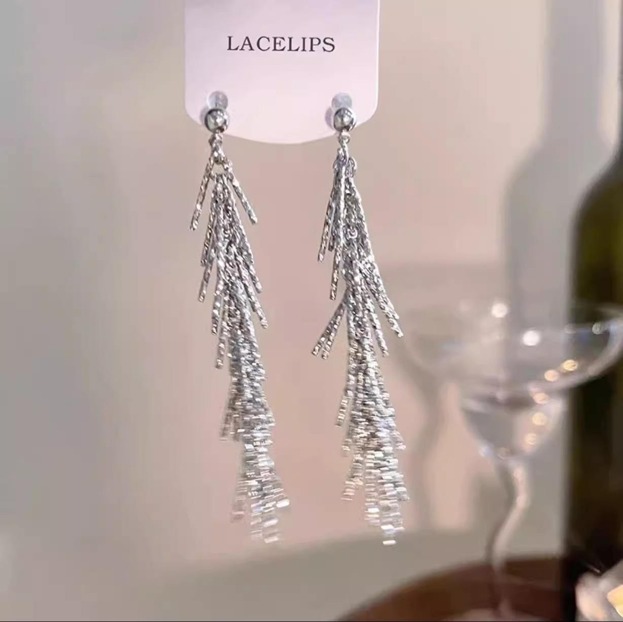 

European & American Long Tassel Earrings: New High-End Light Luxury French Retro Studs for Women