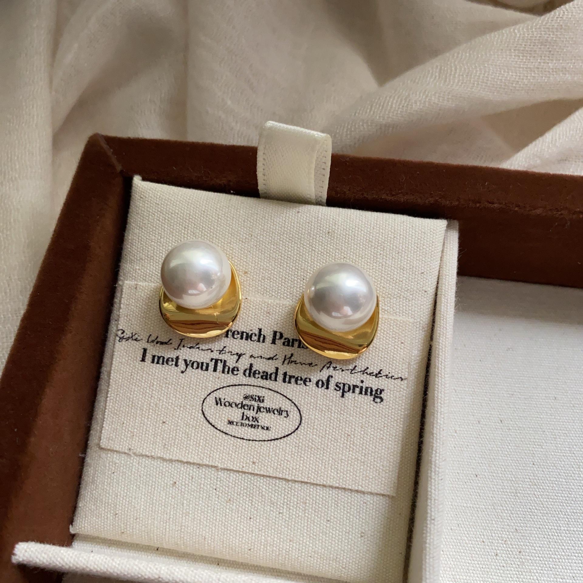 Light luxury exquisite pearl minimalist style elegant stud earrings girls earrings year new trendy niche design high sense