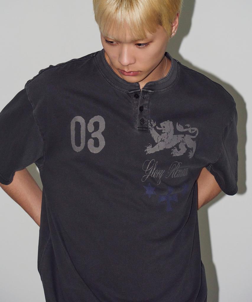 TRAVEL Glory Remains Pigment Henley Neck Short Sleeve Tee Black Charcoal