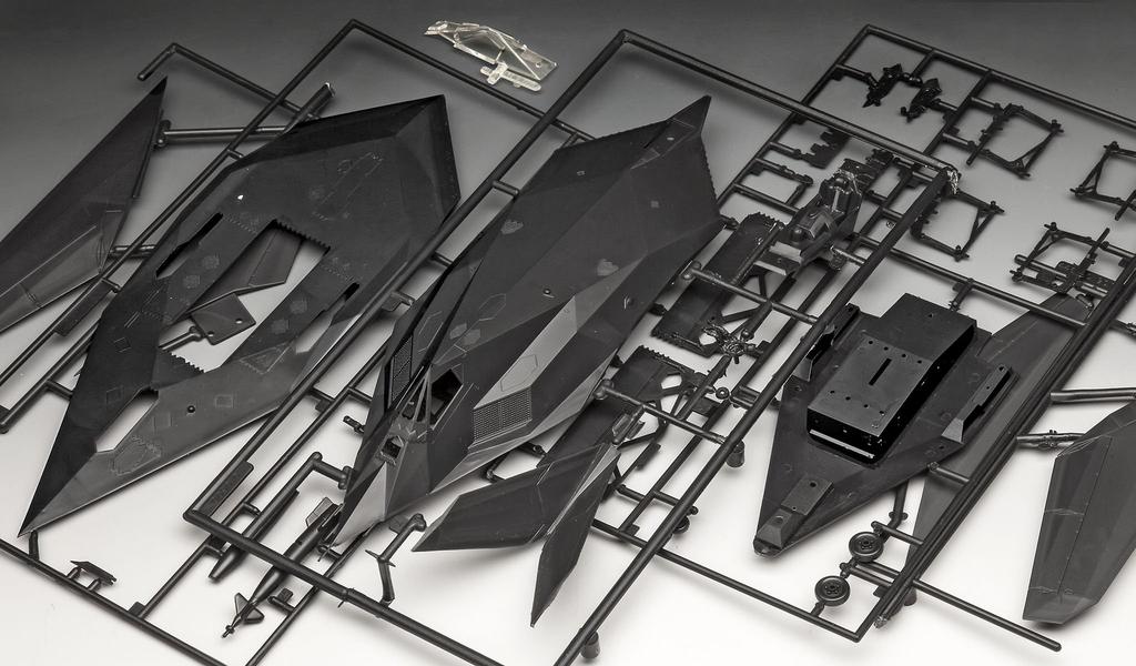 Německý stealth stíhací letoun amerického letectva Revell, plastový model 03899 1/72 F-117