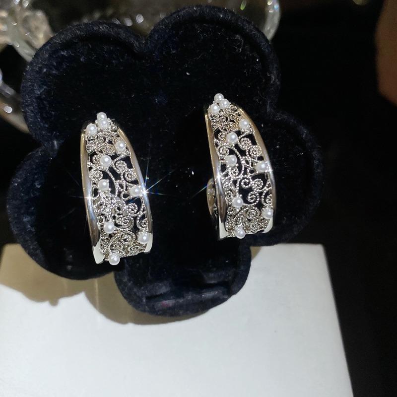 Silver needle zircon pearl pattern C-shaped pendant earrings light luxury high-end earrings French retro versatile earrings women