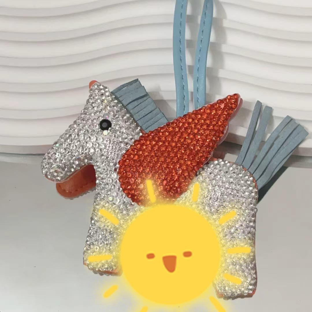 Diamond-encrusted full diamond single-sided rhinestone pegasus leather pony bag pendant angel horse keychain creative jewelry 11.5*7.5*2.2CM оранжевый