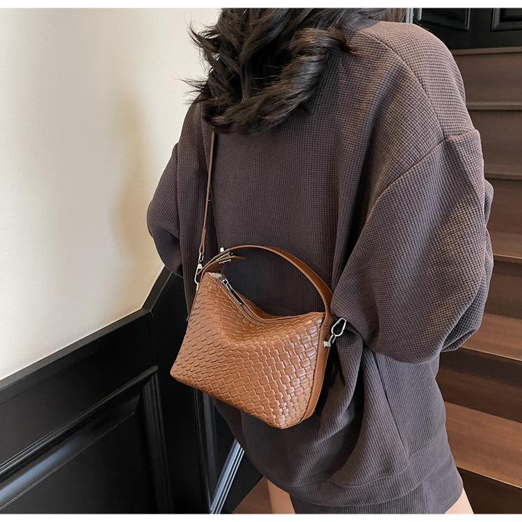 This Year's Popular Women's Bag Weaving Design Korean Version Messenger Bag Foreign Style Commuter Handbag Women's New Temperament Single