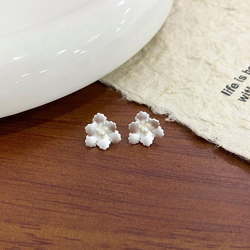 Temperament Petal Pearl Earrings for Women In Spring and Summer New Elegant Versatile High-end Earrings