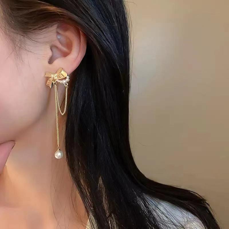 

Элегантные длинные серьги-капли с жемчугом и бантом для женщин. Простой дизайн, темпераментные, милые золотистые серьги с бантом и искусственным жемчугом.