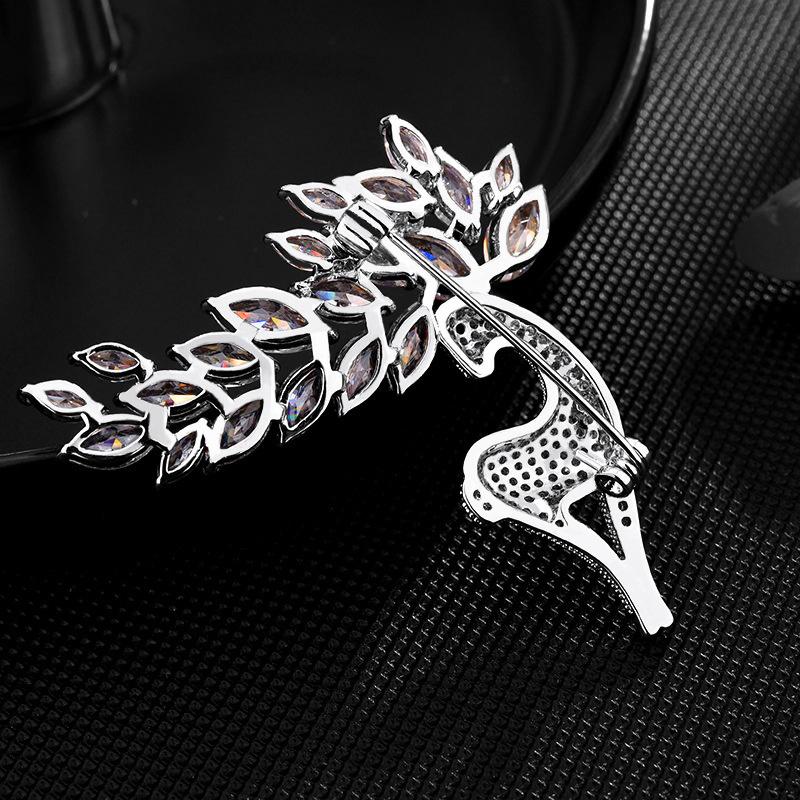 Mode Exklusiv Glänsande Strass Hjort Brosch För Kvinnor Män Vintage Djur Brosch Rockar Pins Kläder Accessoarer Gåvor