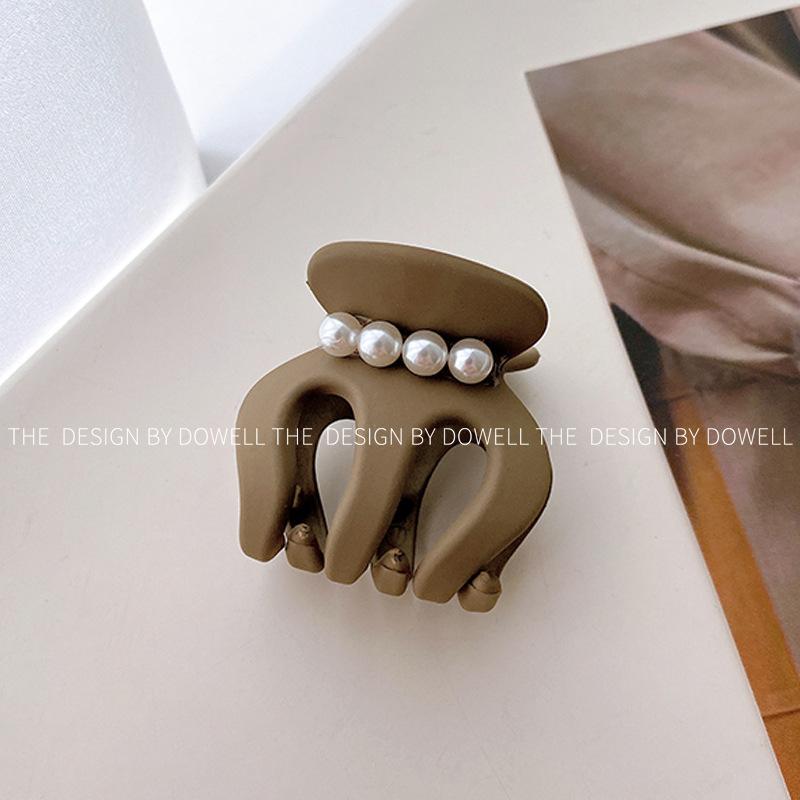 Beautifully Plastic Crafted Hair Claw Clips With Elegant Shapes And Vibrant Colors For Every Hairstyle Needs