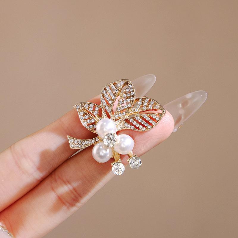 Pearl Leaf Brooch Fashion Exquisite Leaf Brooch Premium Sense Anti-light Pin Clothing Fixed Pin Accessories