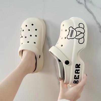 Neue Damen Sommer-Outwear mit dicken Sohlen, Lochschuhe, Cartoon-Druck mit Taschenkopf, Strand-Schritt-in-Scheiße, hochhackige, coole Hausschuhe