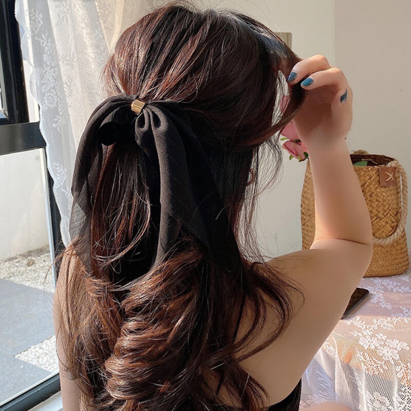 

Chiffon long-drop scarf with a rich, voluminous texture and scrunchie pink