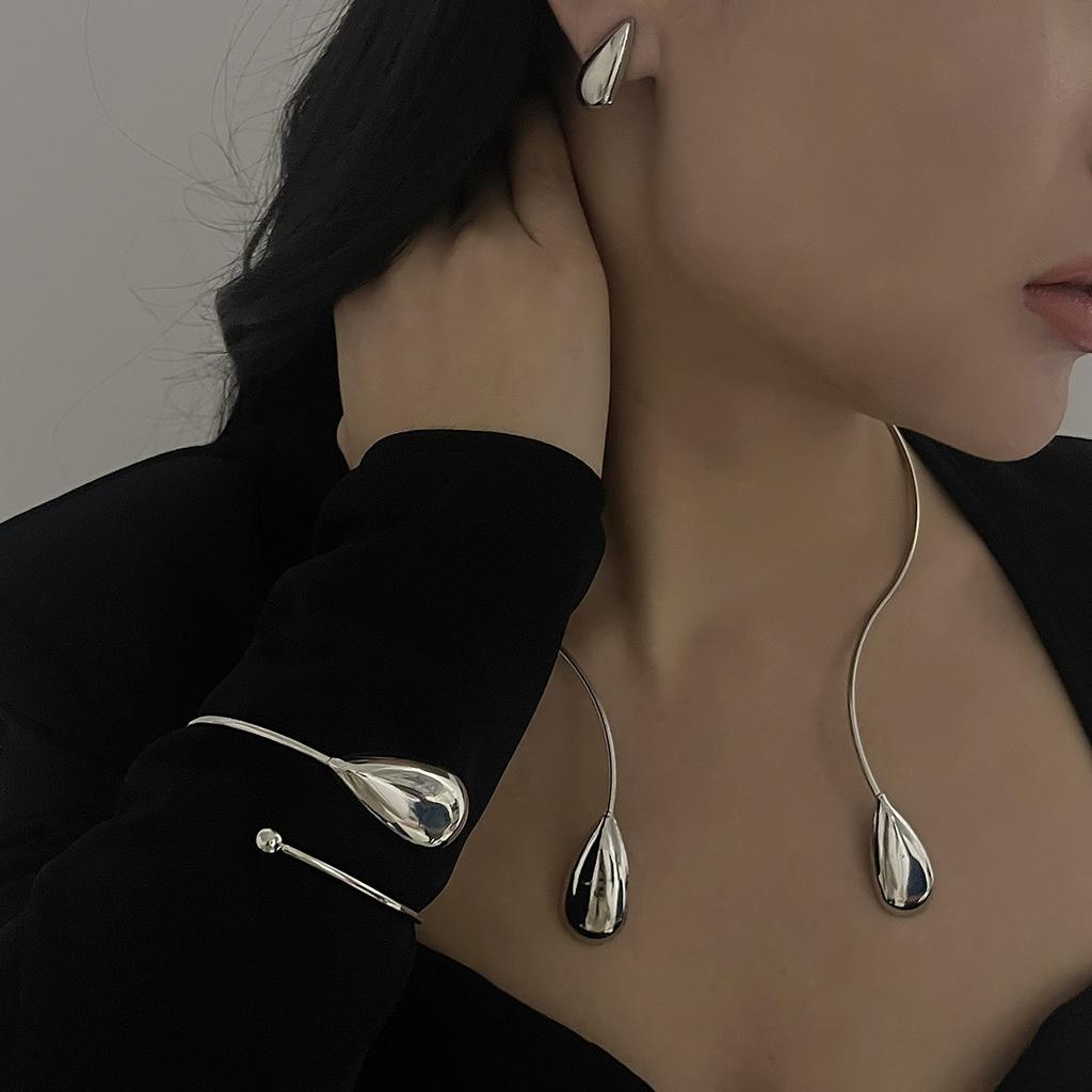 Simple teardrop-shaped necklace, bracelet, and earring set