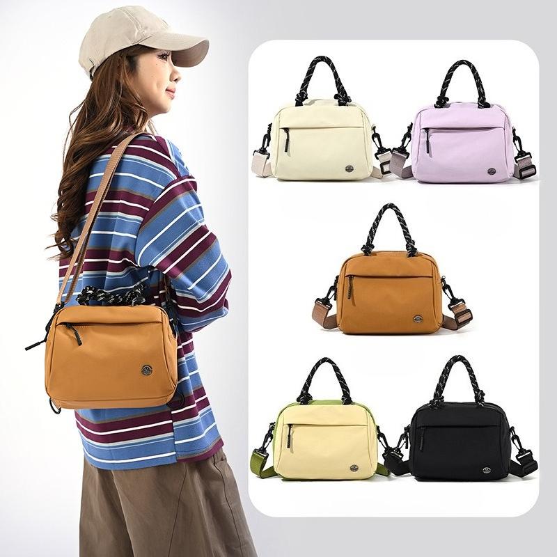 A Trendy Single-shoulder Bag with Multiple Layers, A Simple and Versatile Horizontal Design, and A Crossbody Design