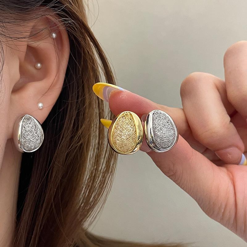 New Grid-shaped Waterdrop Earrings - Featuring A Metallic Design. These Women's Ear Studs Are Stylish and Versatile, Exuding A Sophisticated Charm.