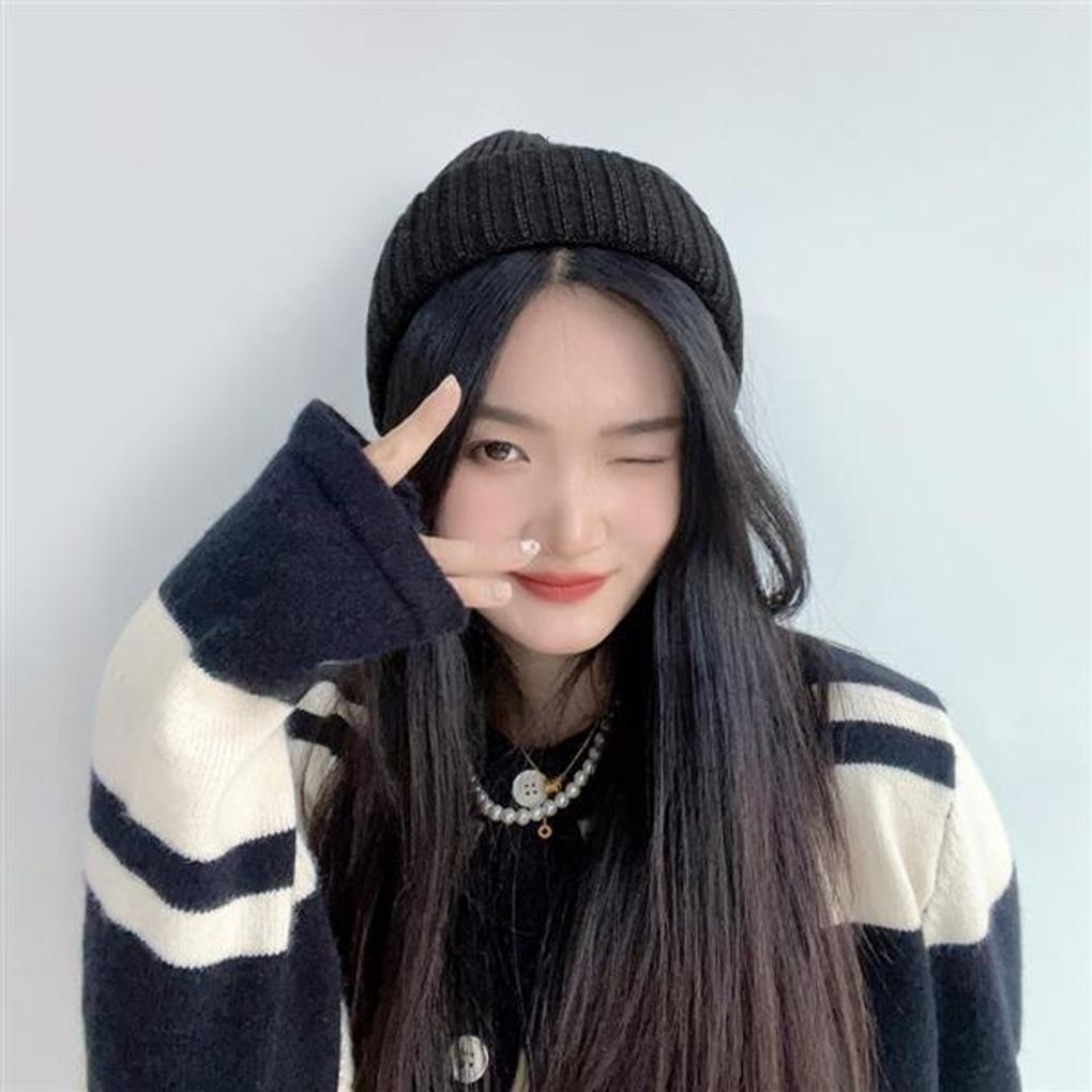 Mütze mit Bommel und Zopfmuster (schwarz)