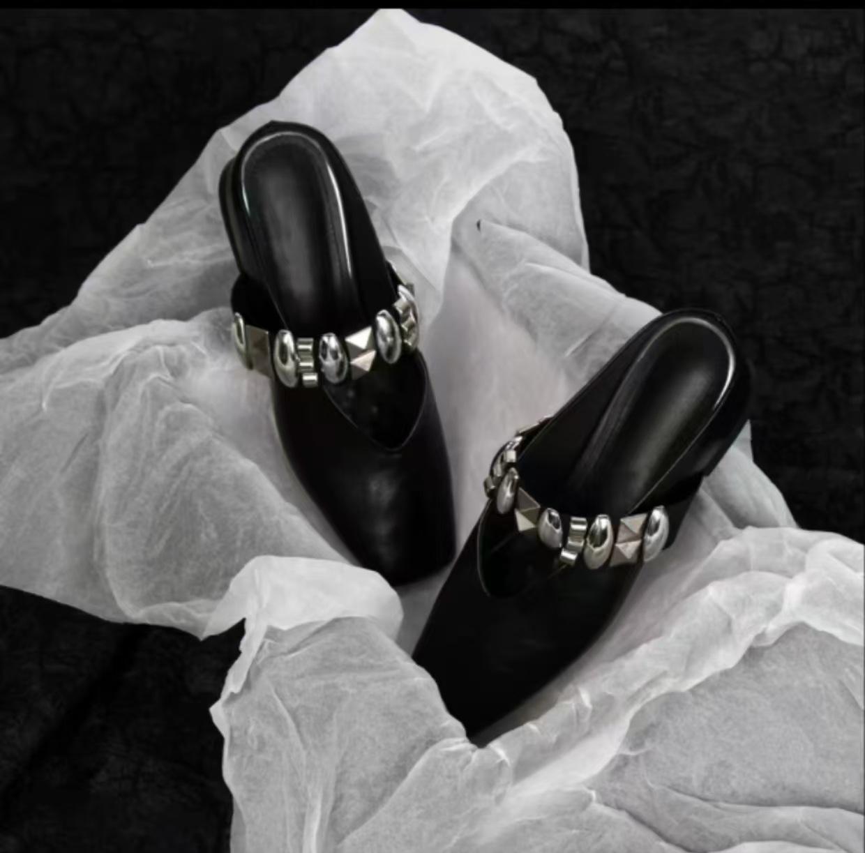 

Версия из овчины~ сандалии с внутренней высотой, универсальные, с французским темпераментом, туфли с закрытым носком, женские полушлепанцы на одной педали с металлической пряжкой и квадратным носком 40