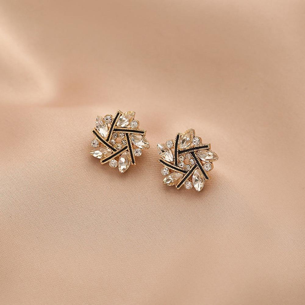 Versatile Earrings Femininity Pearl Stud Earrings Silver Needle Niche Design High-end Earrings