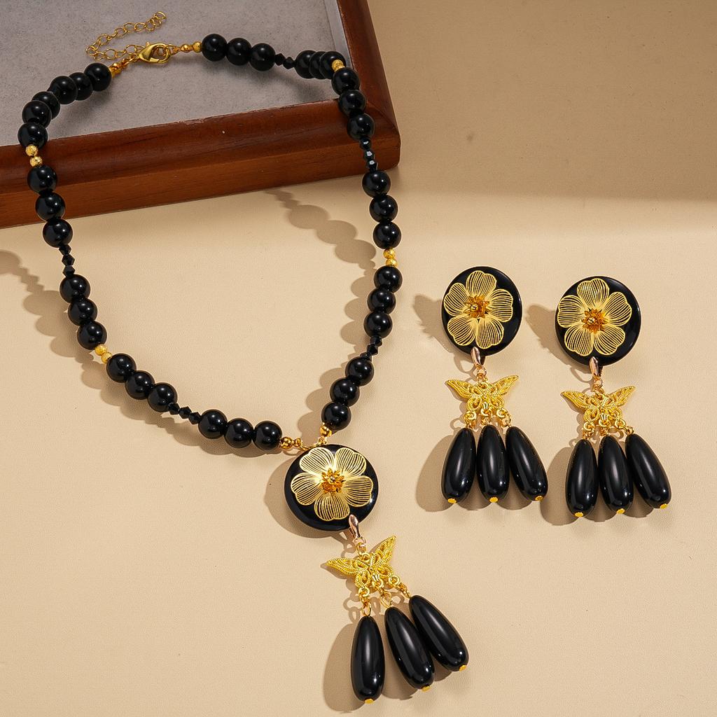 Resin Crystal Beaded Round Flower Butterfly Pendant Necklace Dark Wind Sexy Item