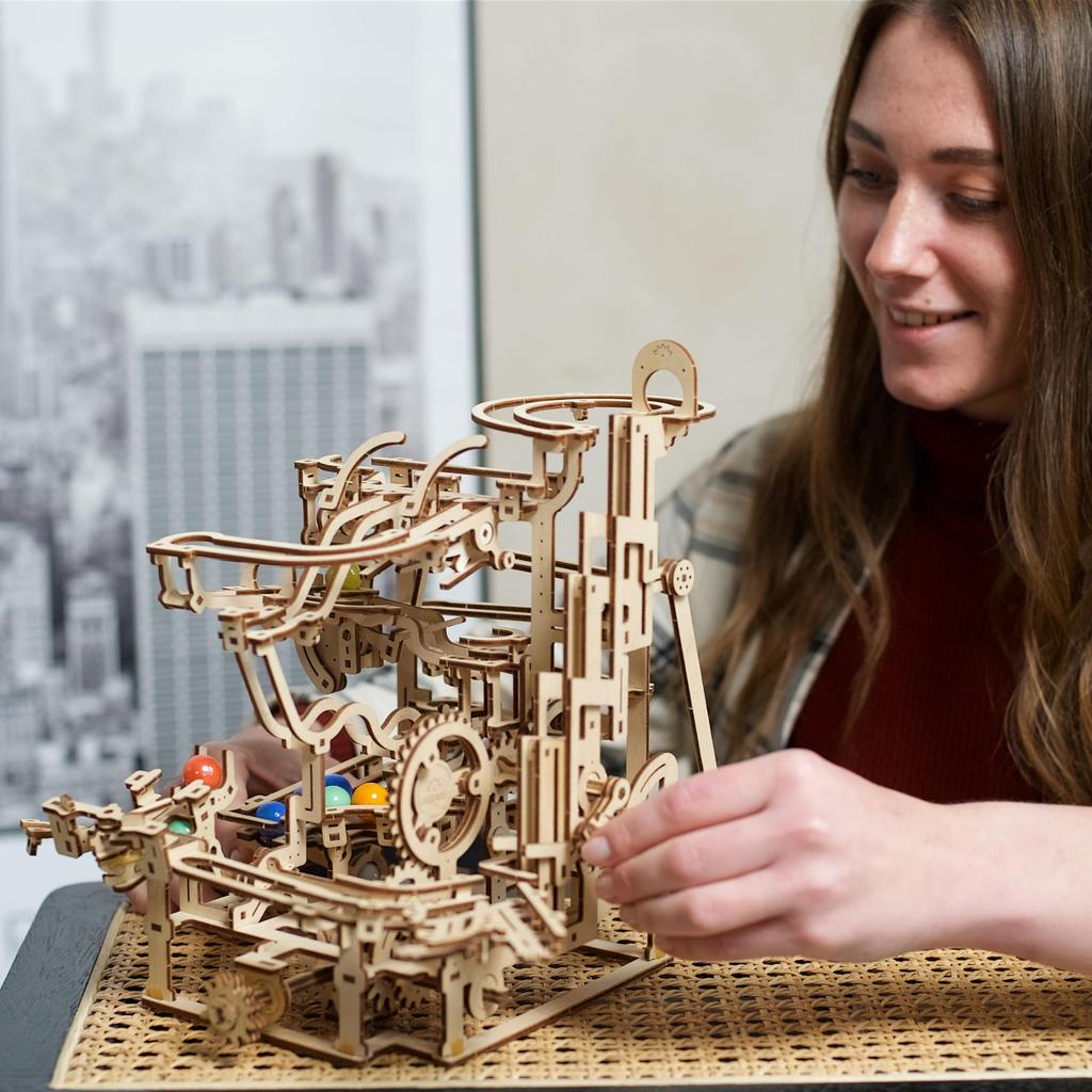 UGEARS Runtiered Hoist de Bolinhas Quebra-Cabeça de Madeira 3D para Adultos Quebra-Cabeça Labirinto de Gravidade 3D Kit de Modelo Mecânico Kit de Modelo de Madeira 3D Modelo Educacional DIY - - -