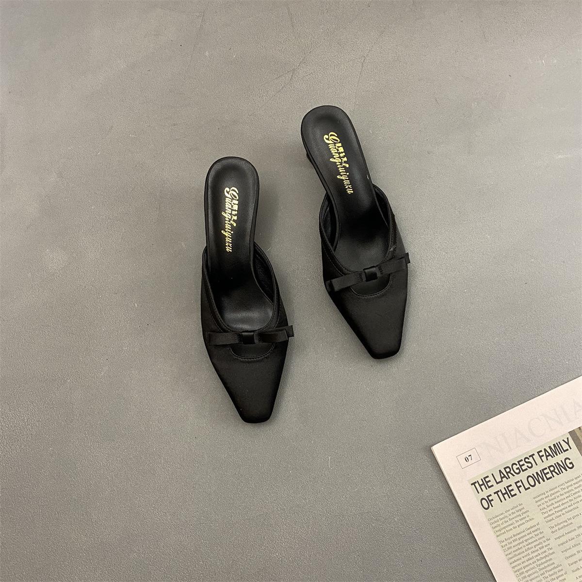 

Корейская версия атласных однословных тапочек baotou на среднем каблуке, весна 2024 года, новые полые полупрозрачные тапочки для верхней одежды 39 чёрный