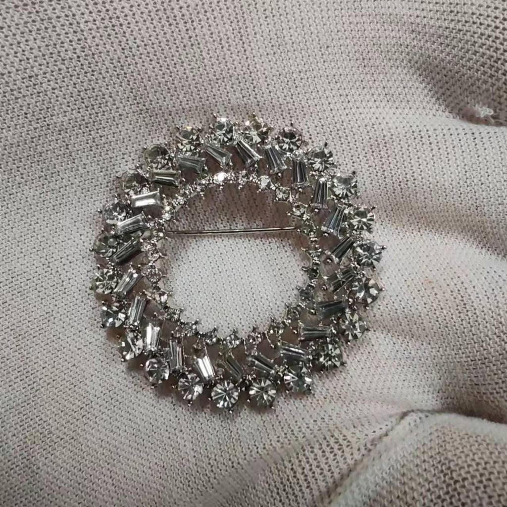 High-End Korean Alloy Scarf Buckle with Diamond, Pearl, and Brooch Pin Accessories