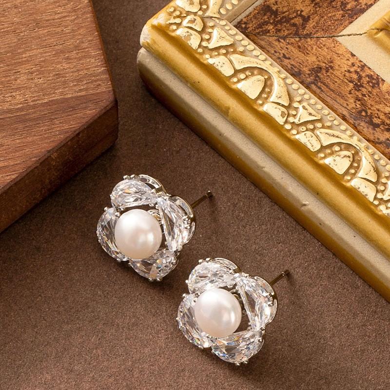 Stylish and exquisite design sense, bright and round Shijia pearl stud earrings, earrings, temperament, senior earrings, vacation style accessories