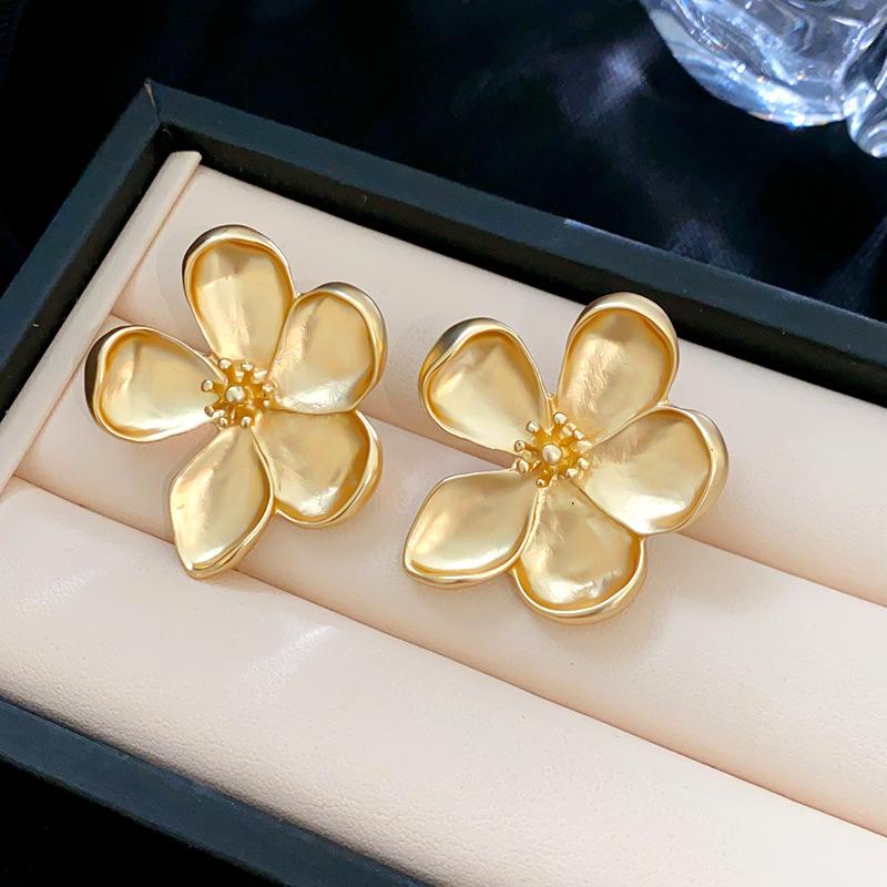 Silver needles irregular stamens five-petaled flower stud earrings simple fashion light luxury earrings high-end versatile earrings