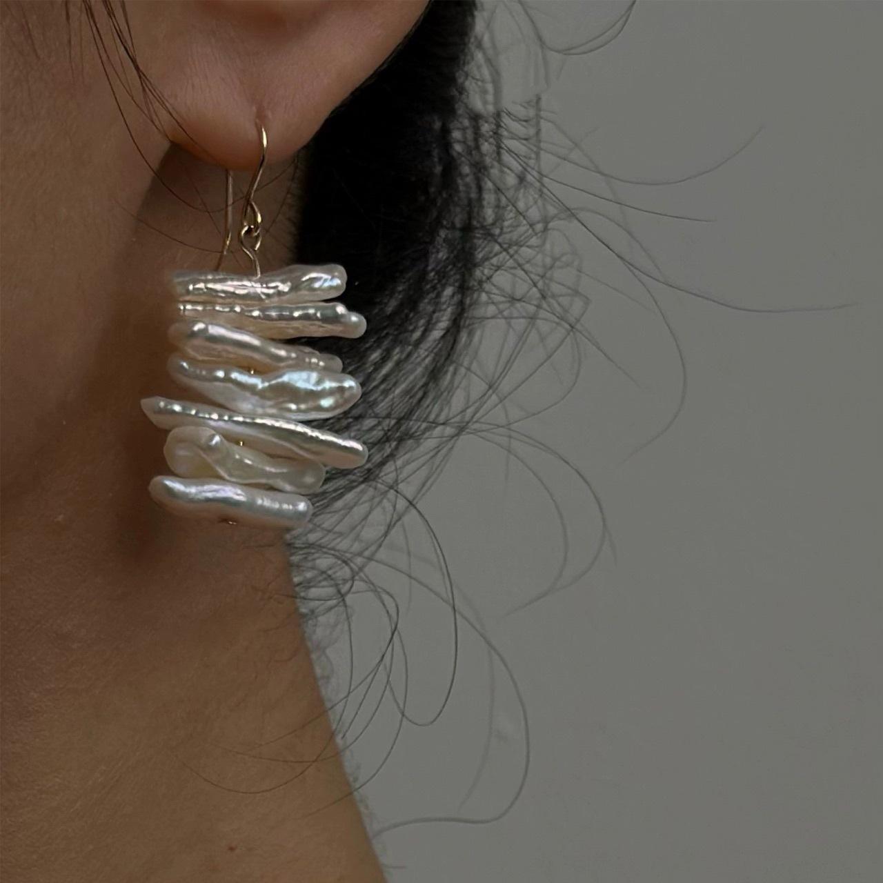 

Картина маслом Текстура Многослойные натуральные бусины пипа в форме барокко с плиссированными ушными крючками из 14-каратного золота Зажим для ушей