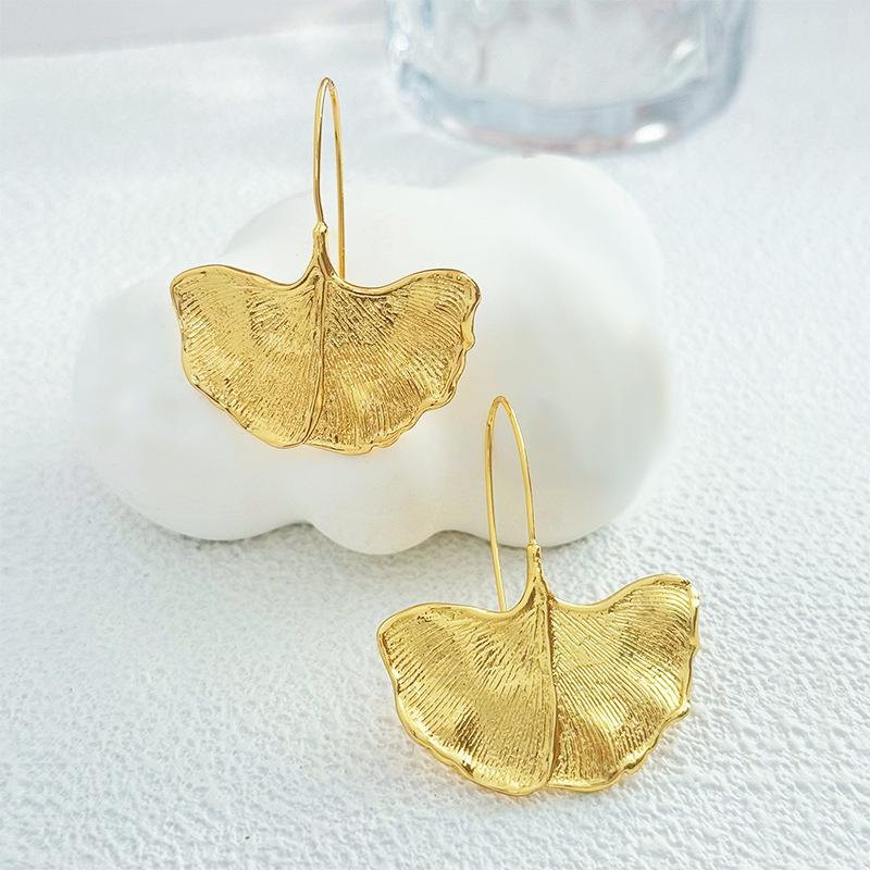 Retro Chinese Ginkgo Leaf Ear Hooks: Autumn/Winter Statement Earrings in Exaggerated Fashion Design