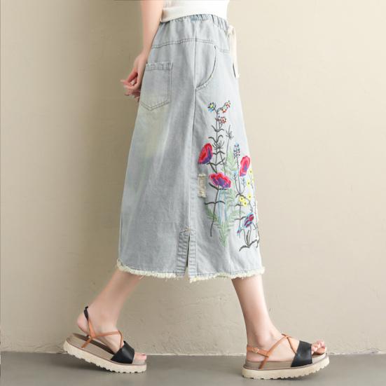Women Midi Skirt Elastic Drawstring Waist Embroidery Flower Pattern Denim Skirt with Pockets Side Split Hem Skirt
