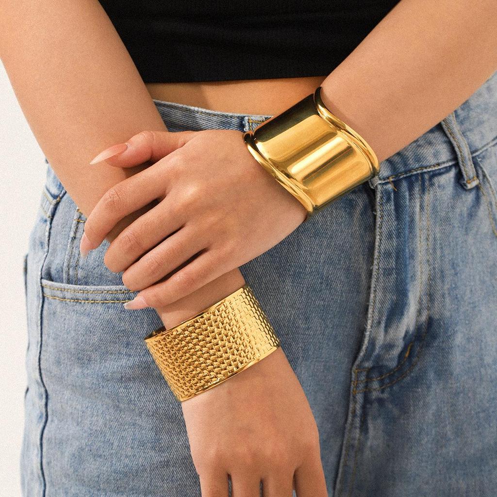 18k Gold Stainless Steel Wide-Face Open Bangle – Non-Fading, High-End Statement Bracelet.