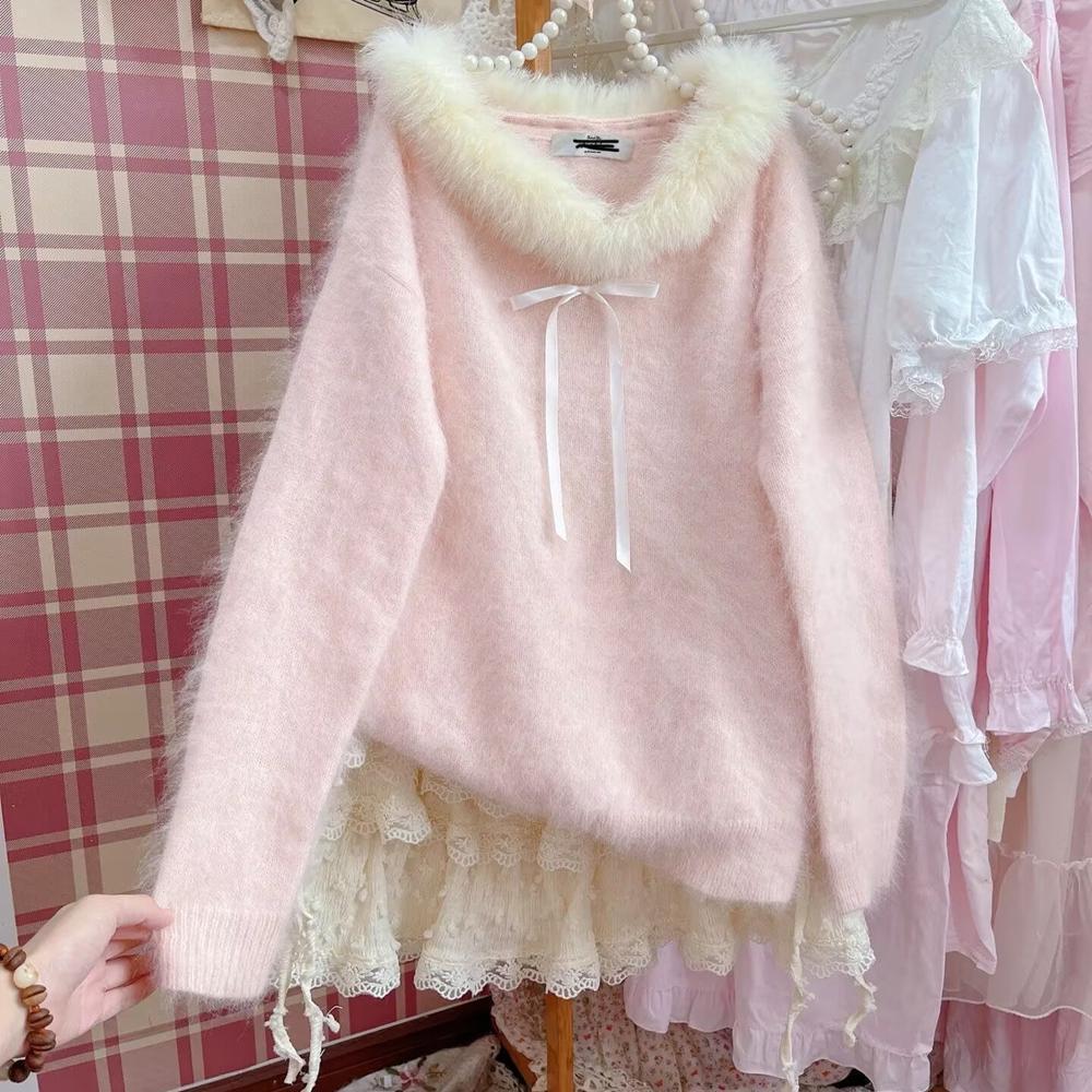 Damski różowy sweter moherowy z dekoltem w serek i miękkim futrzanym kołnierzem - Kolekcja Jesień/Zima
