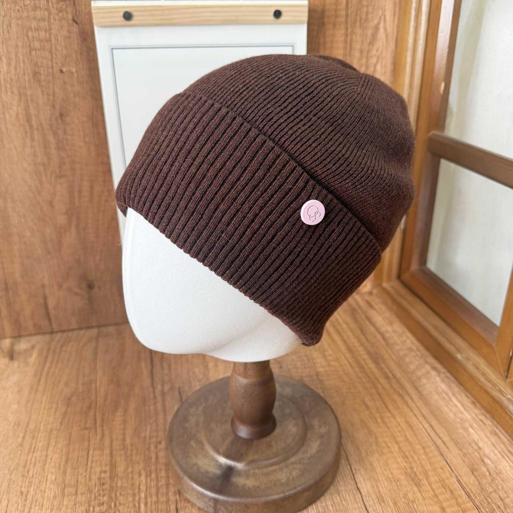 Minimalist wind, small buckle on the side, cold hat, autumn and winter vertical strip flanging knitted hat, soft waxy texture, temperature-locked woo