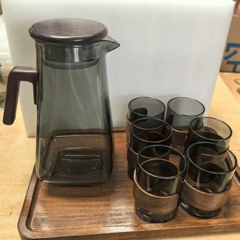 ZISIZ Walnut Handle Glass Cold Water Pitcher