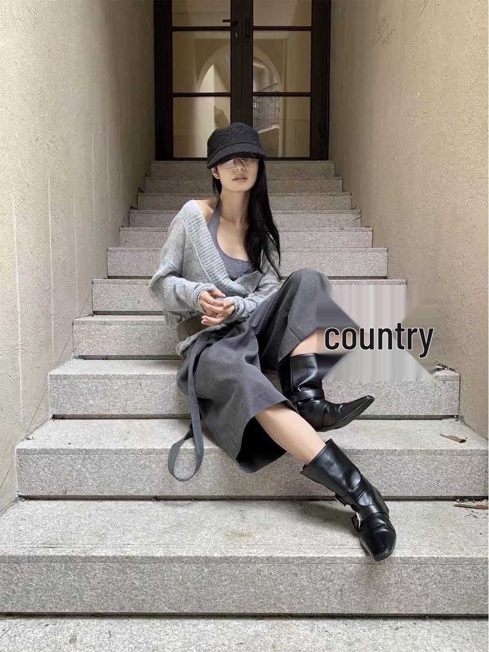 

Женский вязаный свитер с глубоким V-образным вырезом и лямкой-хомутом - Стиль осень 2025 (ZD8143) One Size