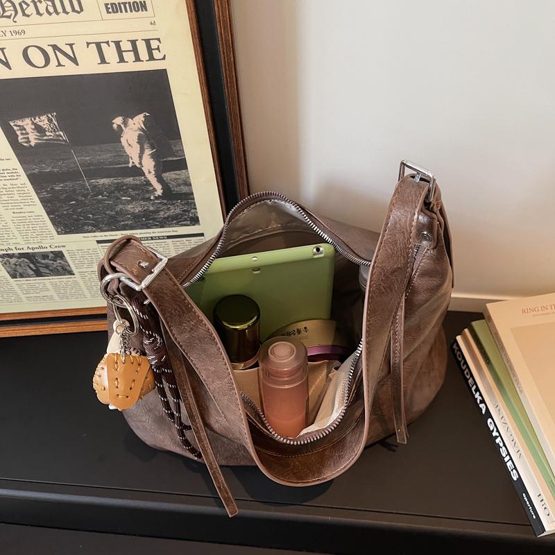 Soft PU Hobo Bag with Slouchy Design and Adjustable Strap Ideal for Everyday Use and Casual Outfits