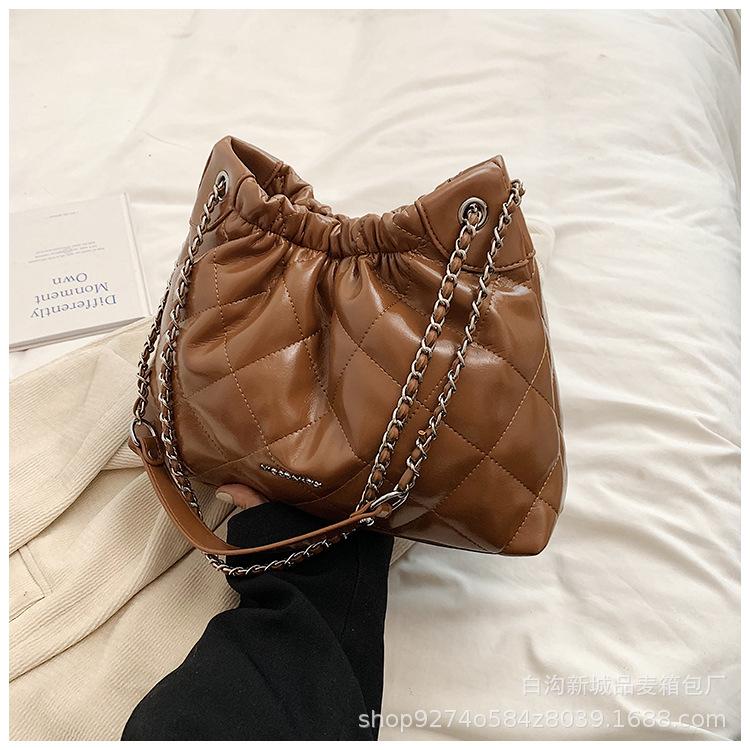 

Large-capacity fashion bag women s new Xiaoxiangfeng diamond chain bucket bag 2025 autumn and winter design shoulder bag коричневий