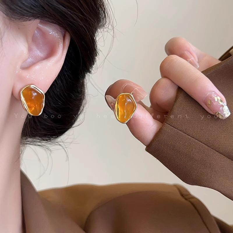 Autumn/Winter Myriad Series Retro Coffee Light Luxury Stud Earrings - Versatile Women's Style.