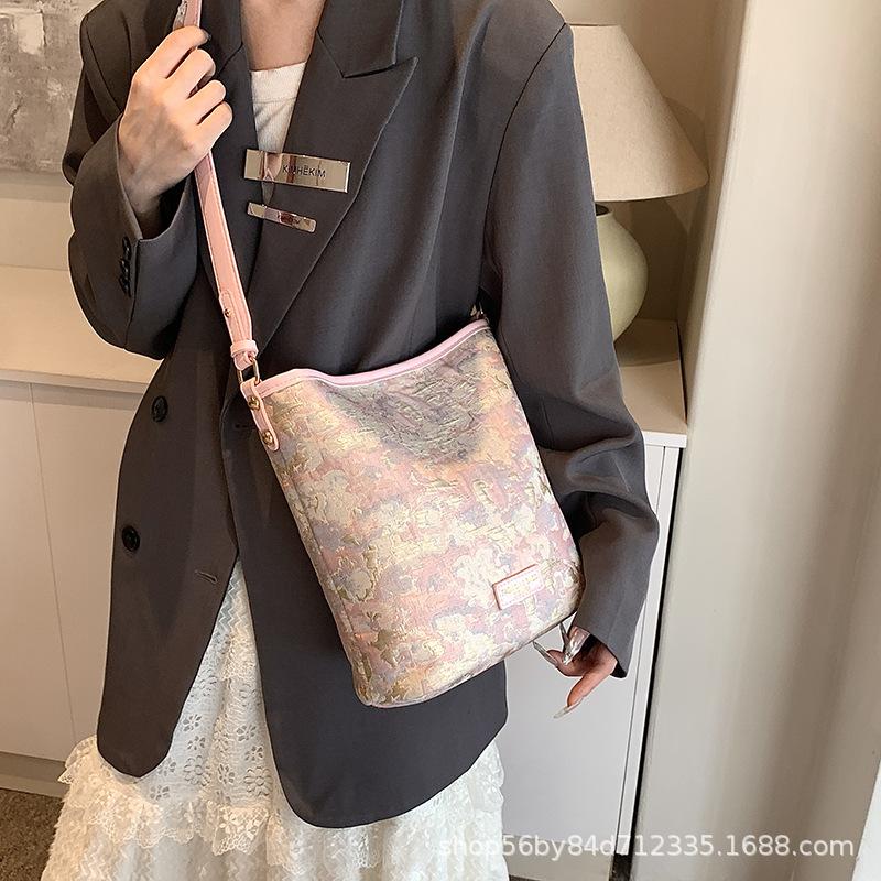 Retro Fashion Women's Small Bag Women's 2025 Spring New Versatile Embroidered Shoulder Messenger Bag Texture Bucket Bag