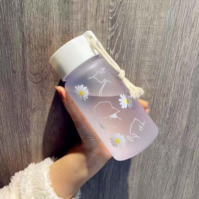 Daisy Pattern Plastic Tumbler with Non-Slip Lid, 401-500ml Shatterproof Water Bottle for School Gym Travel - Frosted/Transparent