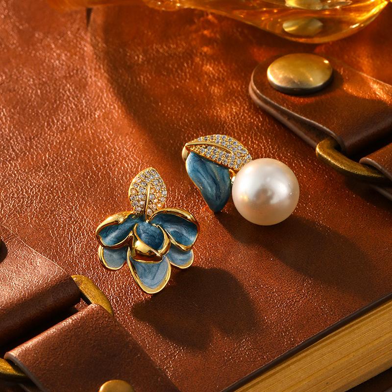 

Oil drop petal pearl stud earrings French retro court style earrings light luxury high-end earrings 18K