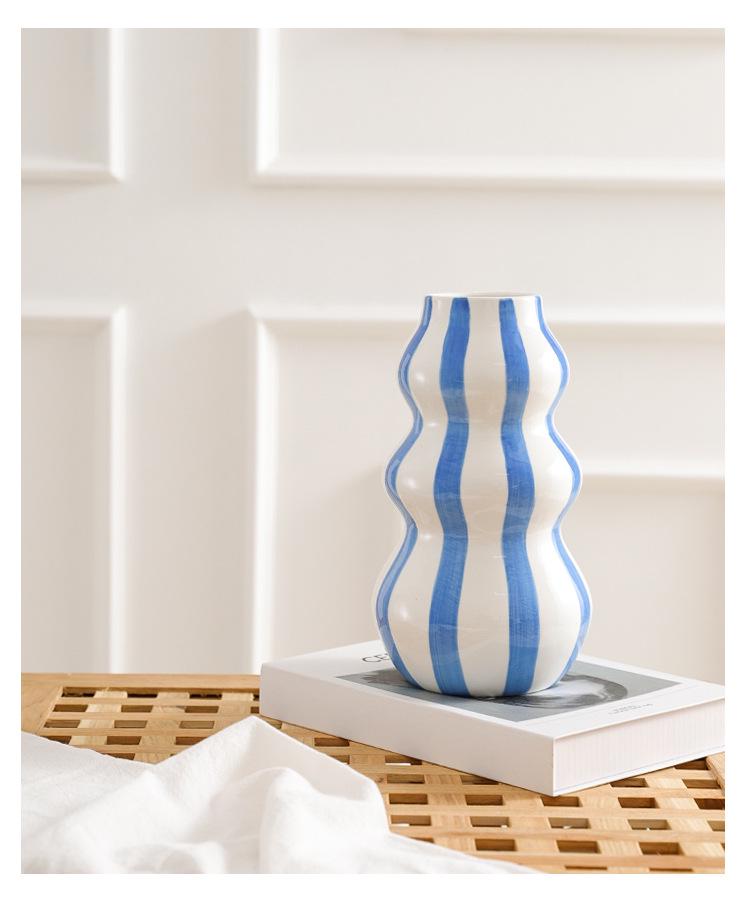 Vase Céramique Minimaliste Nordique à Rayures - Ornement Peint à la Main pour Arrangements Floraux Créatifs dans Décoration d'Intérieur Haut de Gamme.