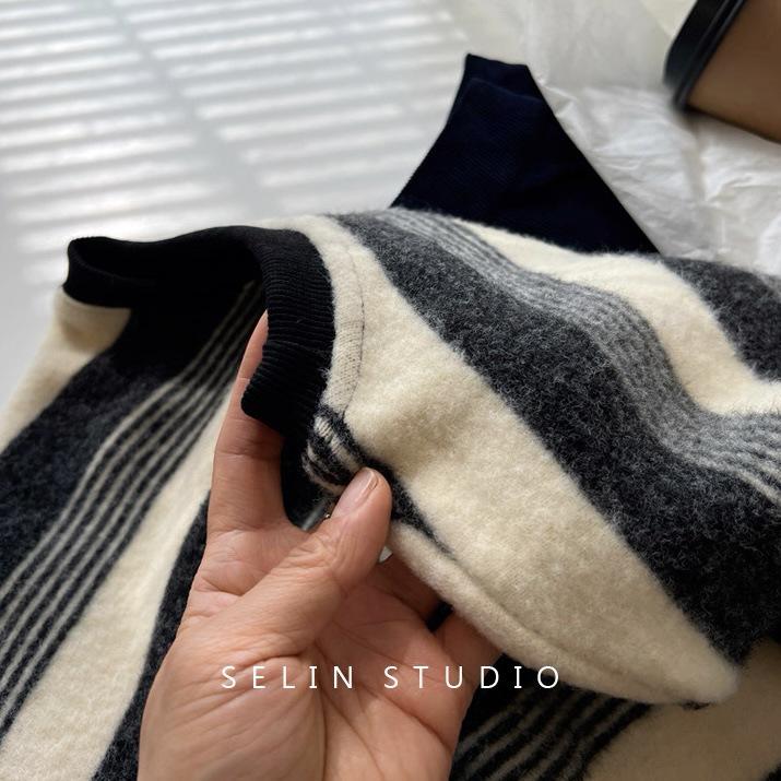 Women's Retro Striped Knit Long-Sleeve T-Shirt - Age-Defying, Loose Fit, Autumn/Winter Base Layer, Casual Style.