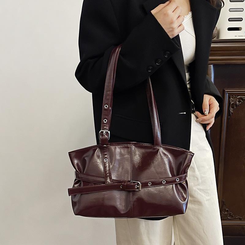 

Premium texture oil wax leather bag women s 2025 new fashion commuter shoulder underarm bag go out to work tote bag