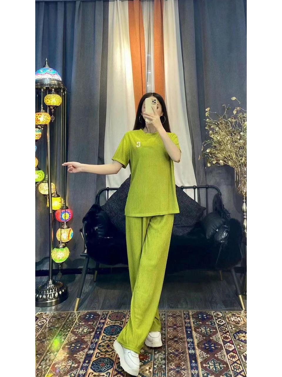 

Женский осенний пижамный комплект Qianye – плиссированный топ с коротким рукавом и длинные брюки с вышитой буквой. One Size (fits 80-140 jin) зелёный