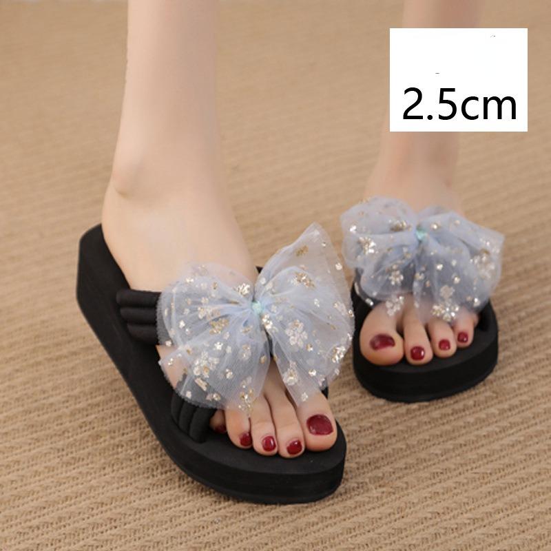 

Летние тапочки больших размеров. Женщины носят шлепанцы со стразами на улице. Лето на улице. 34