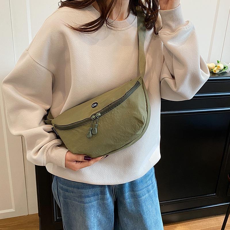 New solid color casual simple lightweight versatile shoulder messenger bag commuter large capacity dumpling tote bag women