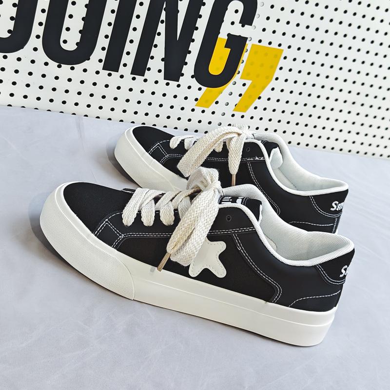 

Пара дышащих парусиновых туфель Мужские кроссовки 2023 весна и лето Новый тренд на белые туфли в стиле All-match